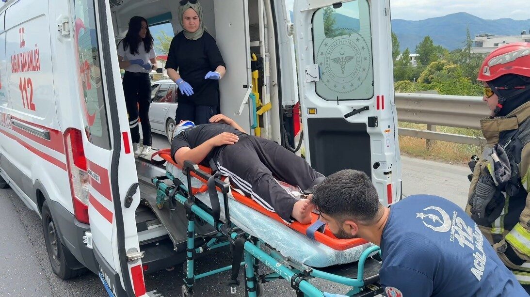 Kocaeli'nin Kartepe ilçesinde H.E. (22) yönetimindeki tır, bir kamyona çarparak