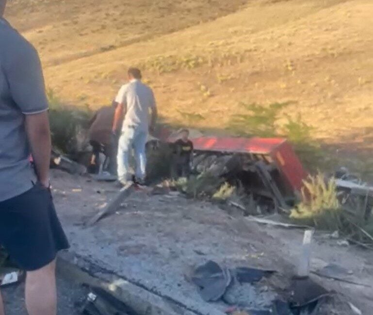 Niğde'de meydana gelen zincirleme trafik kazasında, tır, minibüs ve otomobilin