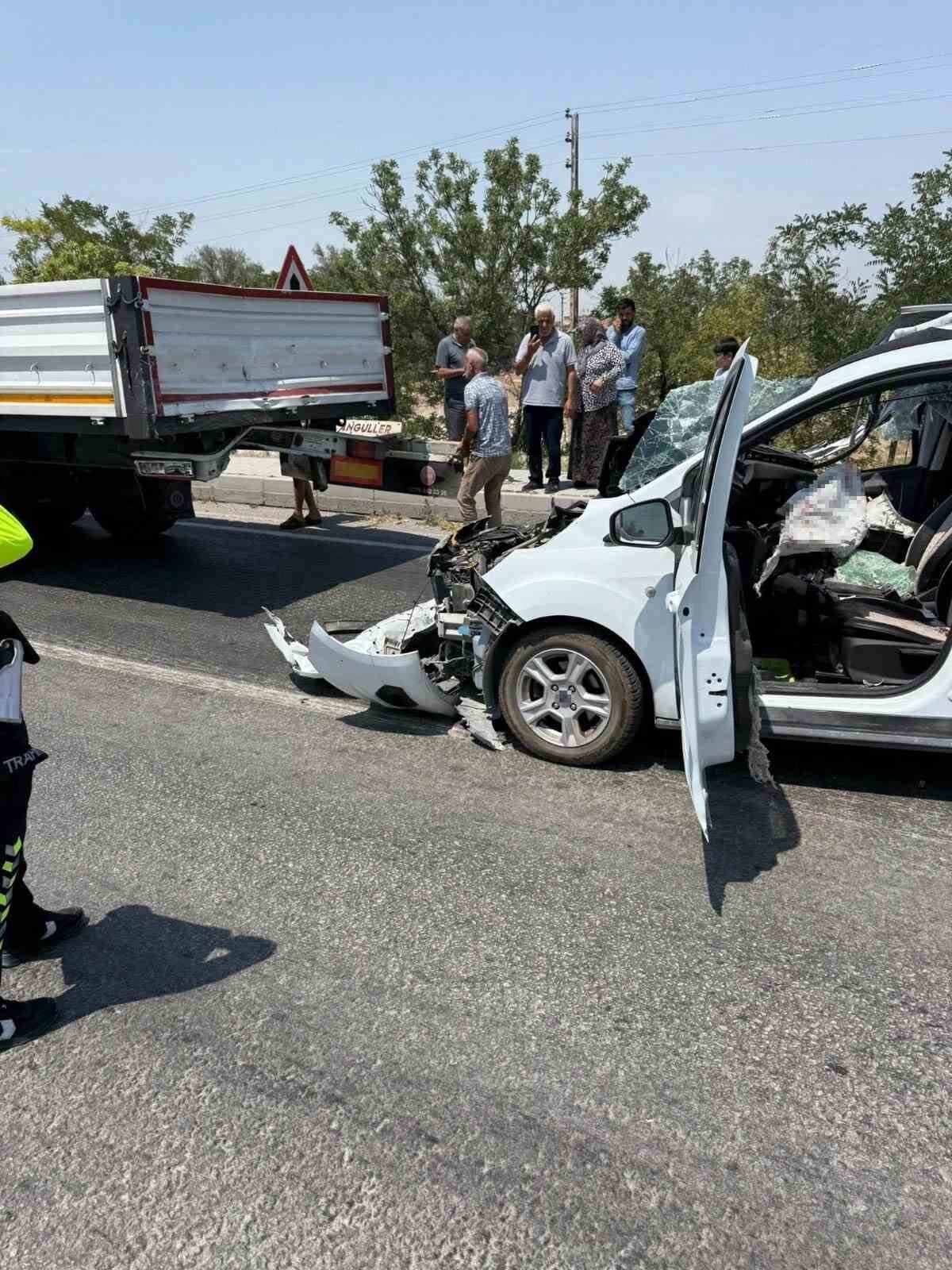 Konya'nın Karapınar ilçesinde A.A. adlı otomobil sürücüsü, H.Ş. kontrolündeki tıra