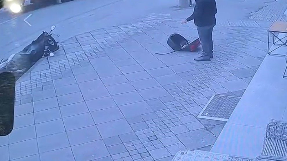 Trabzon'un Araklı ilçesinde seyir halindeki bir tırdan fırlayan lastik, yol