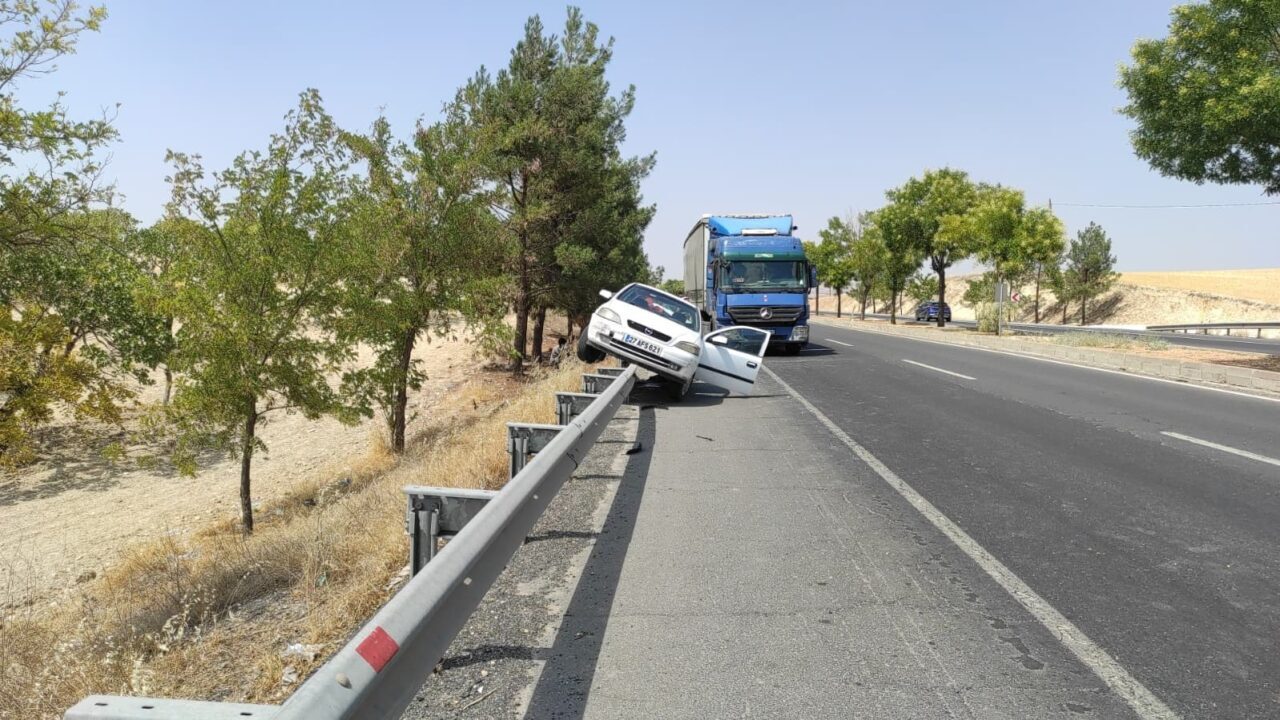 Şanlıurfa'da bir tırın, Aziz A. yönetimindeki otomobile çarpması sonucu 3