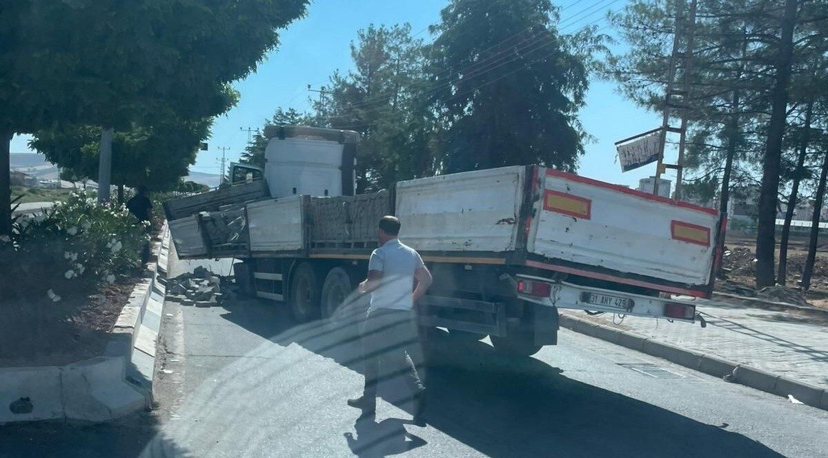 Siirt'in Kurtalan ilçesinde bir tırın dorsesi yolda ayrıldı. Neyse ki