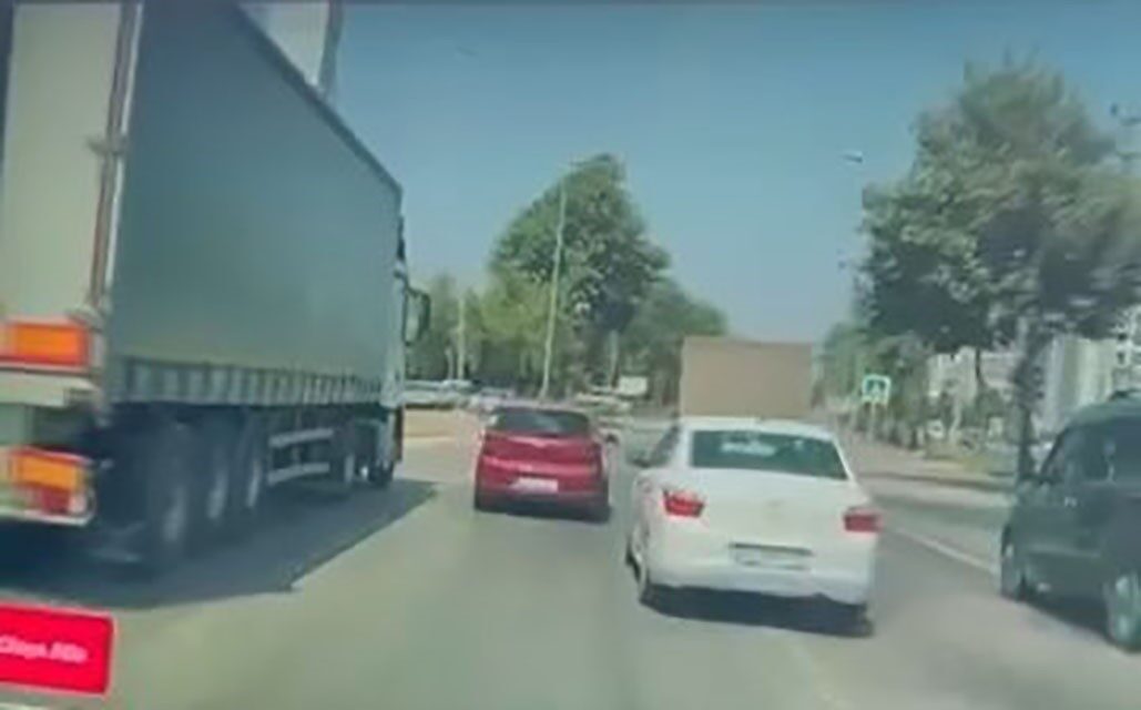 Bursa’nın Ata Bulvarı'nda şerit değiştiren bir tır, kör noktada kalan