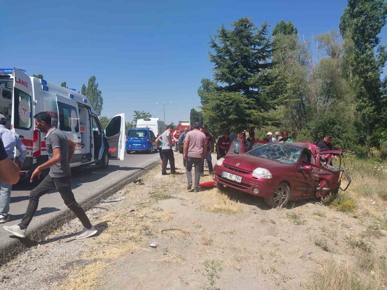 Afyonkarahisar'da tırın otomobile çarpması sonucu 77 yaşındaki H.İ. hayatını kaybederken,