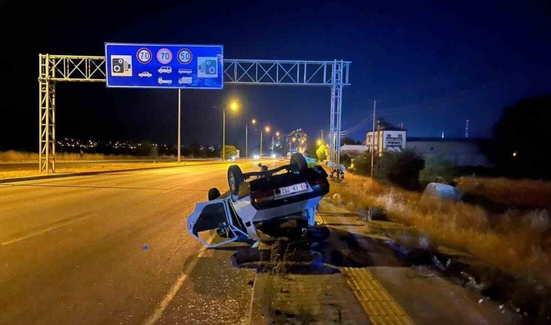 Çorum'un Osmancık ilçesinde bir otomobil, tır tarafından sıkıştırılarak başka bir