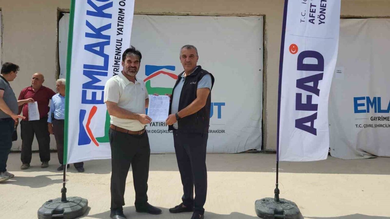 Adıyaman'da deprem sonrası konutlar ve iş yerleri hızla teslim ediliyor.