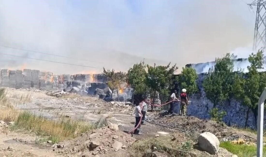 İzmir'in Torbalı ilçesindeki bir kağıt fabrikasında öğle saatlerinde çıkan yangına