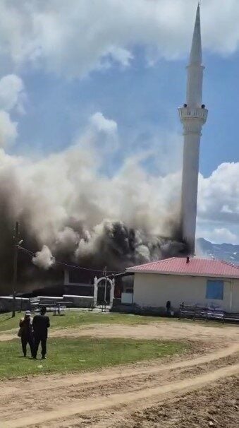 Çaykara ilçesine bağlı Mağlakamboz Yaylası'ndaki camide çıkan yangın, itfaiye ekiplerinin