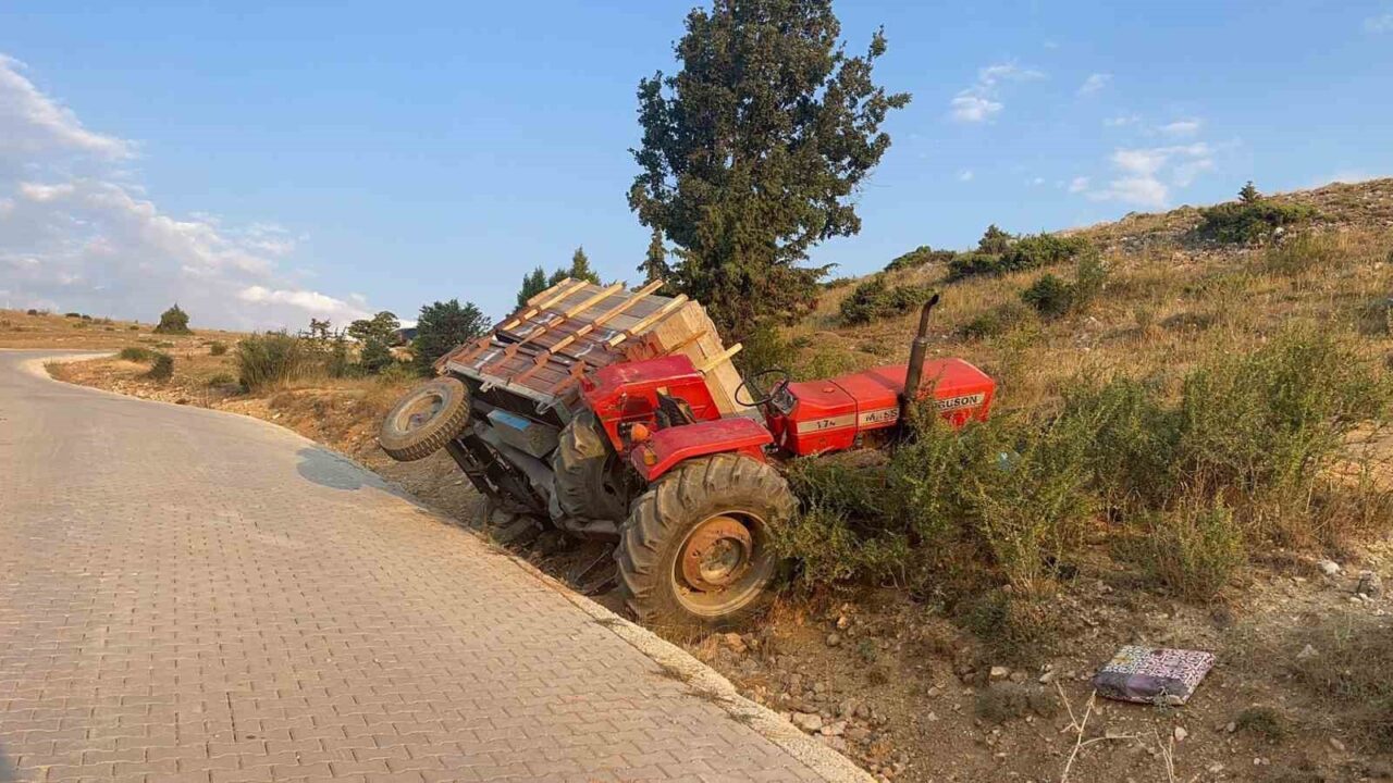 Çorum'da S.K. (69) yönetimindeki traktör, direksiyon kontrolünün kaybedilmesi sonucu devrildi.