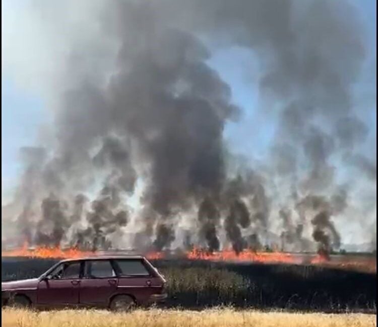 Burdur'un Karamanlı ilçesinde, traktör kepçesinin elektrik tellerine temas etmesi sonucu