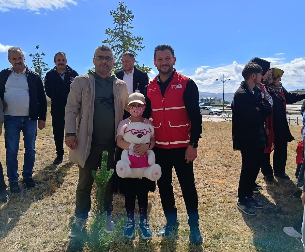 Erzurum Şehir Hastanesi'nde tedavi gören Tuana Karslı'nın fidan dikme hayali,