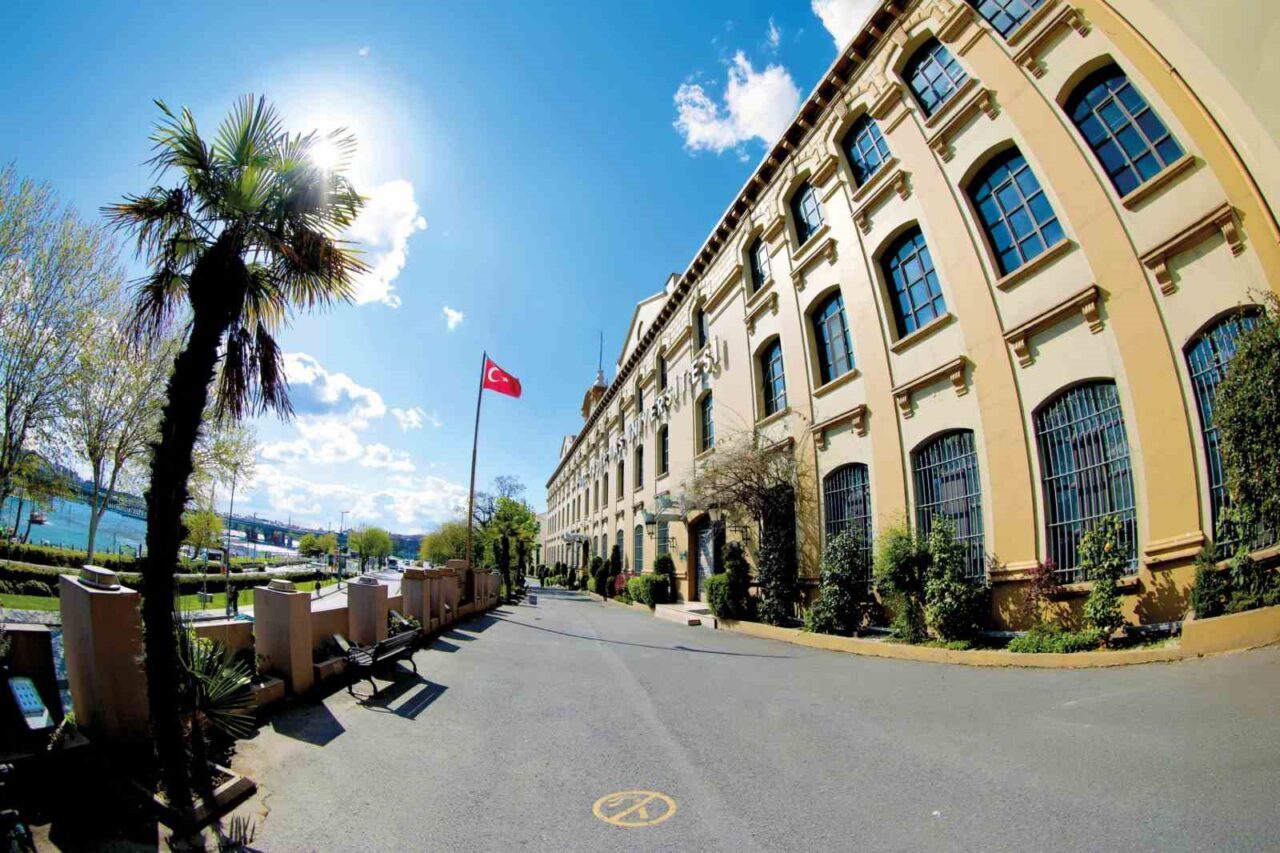 Kadir Has Üniversitesi, Türkiye Üniversite Memnuniyet Araştırması 2025 sonuçlarına göre,