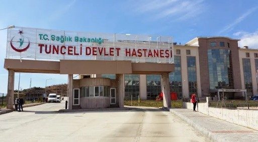 Tunceli'nin Güleç Köyü'nde 14 yaşındaki doğuştan engelli Ulaş T., yemek
