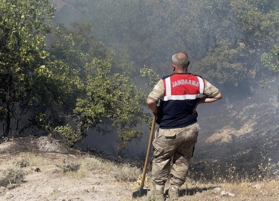 Tunceli'nin Çemişgezek ilçesi Ulukale köyünde yangın çıktı. İtfaiye ve güvenlik