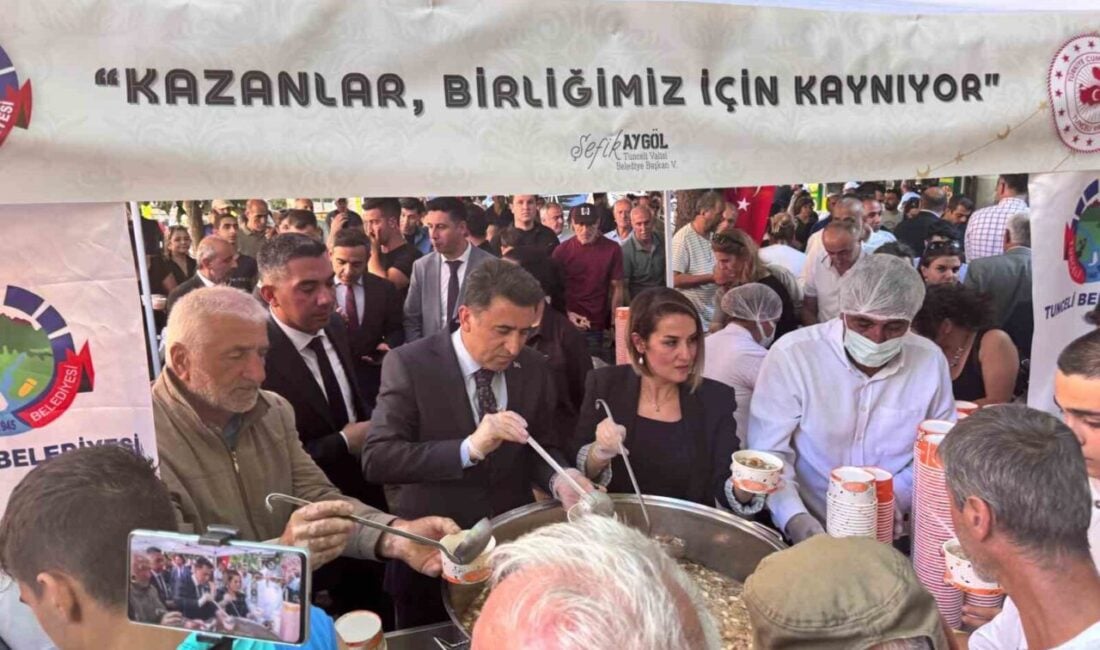 Tunceli'de valilik ve belediye, "Kazanlar Birliğimiz için Kaynıyor" temasıyla aşure