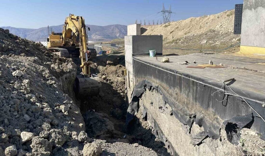 Sivas-Malatya karayolu üzerindeki Yağdonduran Tüneli'nde meydana gelen toprak kaymasında iki
