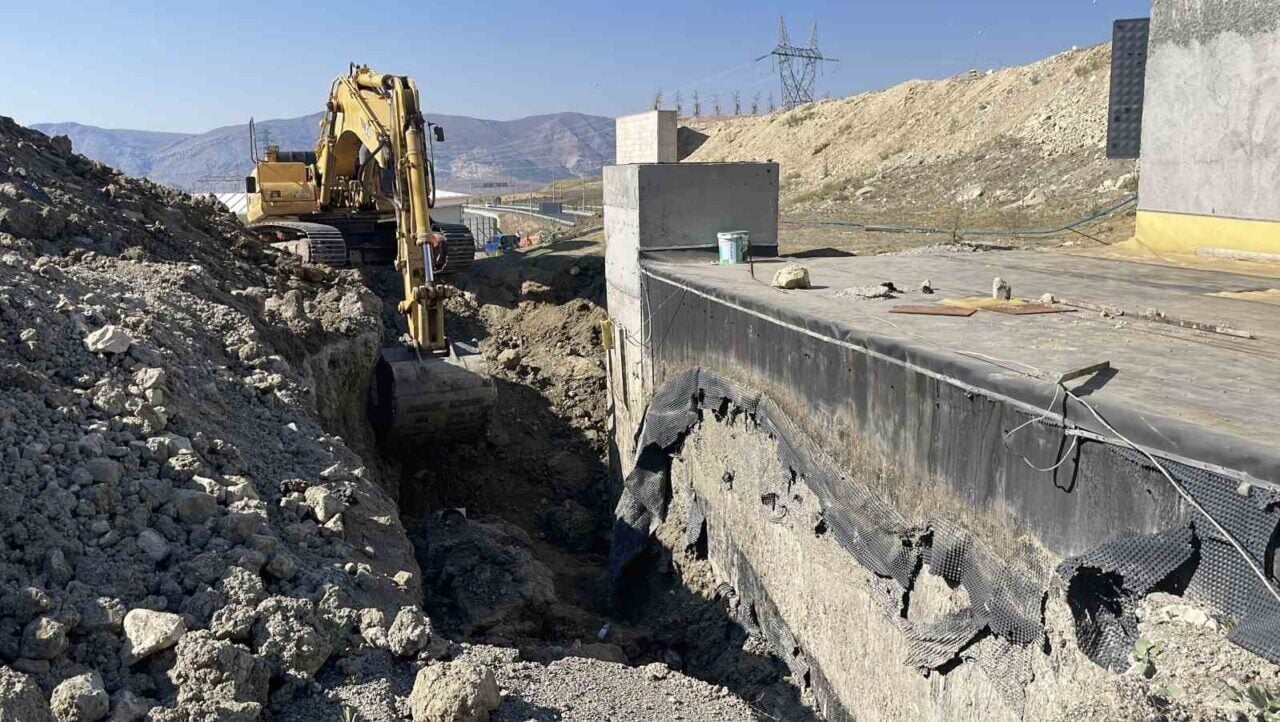 Sivas’ta Yağdonduran Tüneli çevresinde meydana gelen toprak kayması sonucu iki