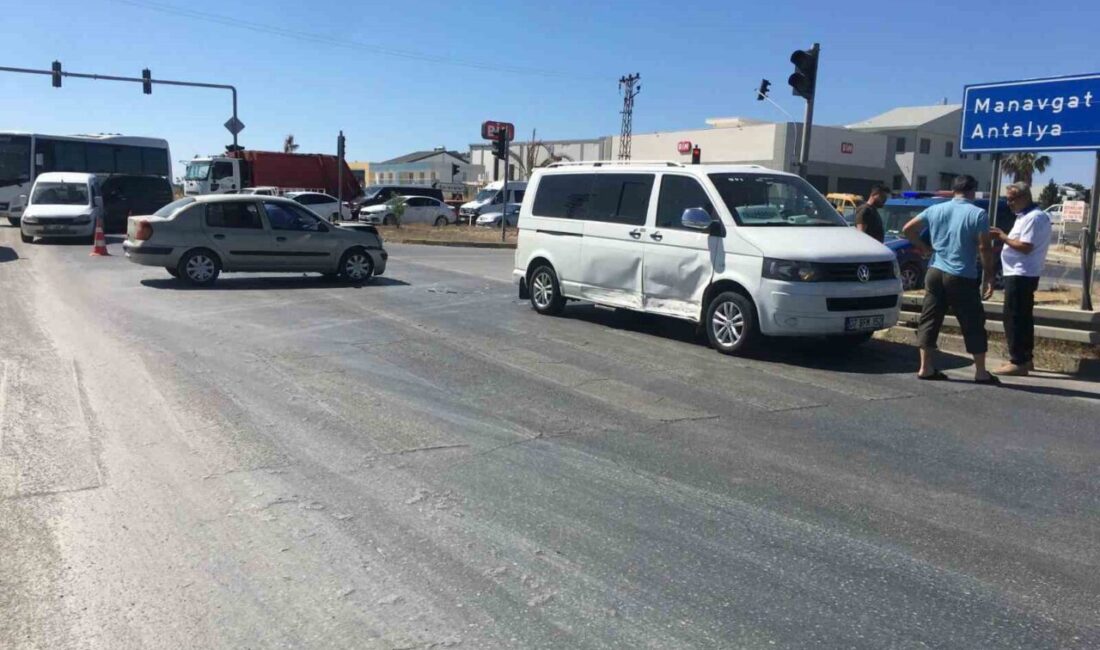 Antalya'nın Manavgat ilçesinde bir tur aracının otomobille çarpışması sonucu 7
