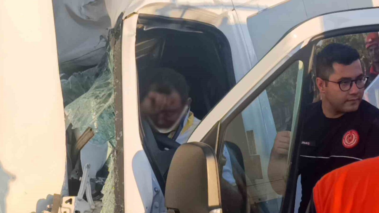 Antalya'nın Manavgat ilçesinde, Alper Yıldırım'ın kullandığı tur minibüsü, Mustafa Demir'in