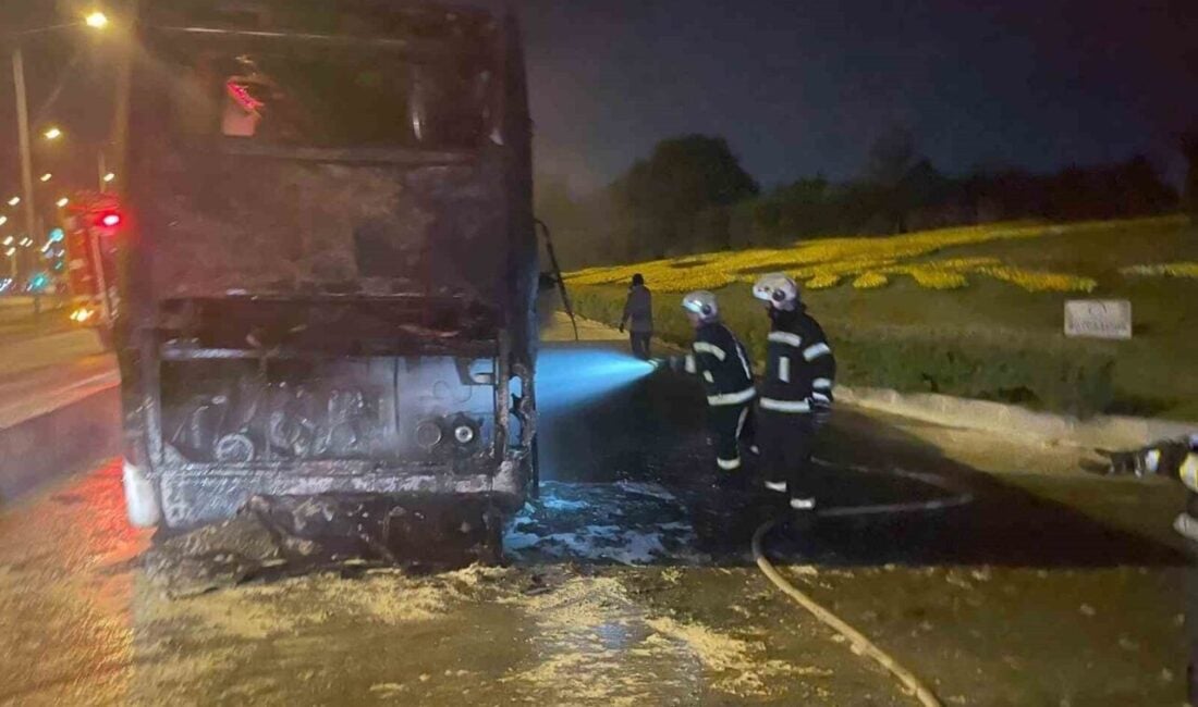 Denizli'nin Pamukkale ilçesinde seyir halindeki bir tur otobüsü yangın çıkması