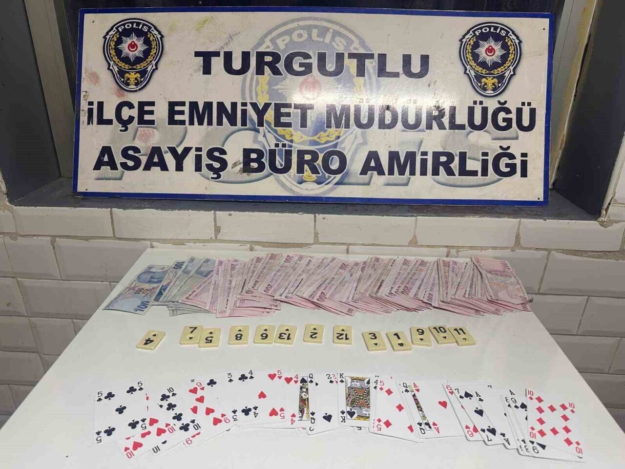 Manisa'nın Turgutlu ilçesindeki bir kıraathaneye düzenlenen operasyonda, kumar oynayan 3