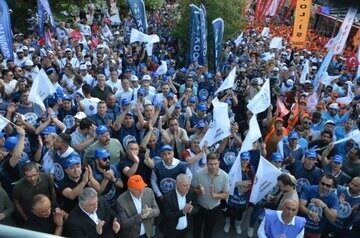 TÜRK-İŞ, toplu iş sözleşmelerinde anlaşmazlık sonrası Türkiye genelinde eylemler düzenliyor.