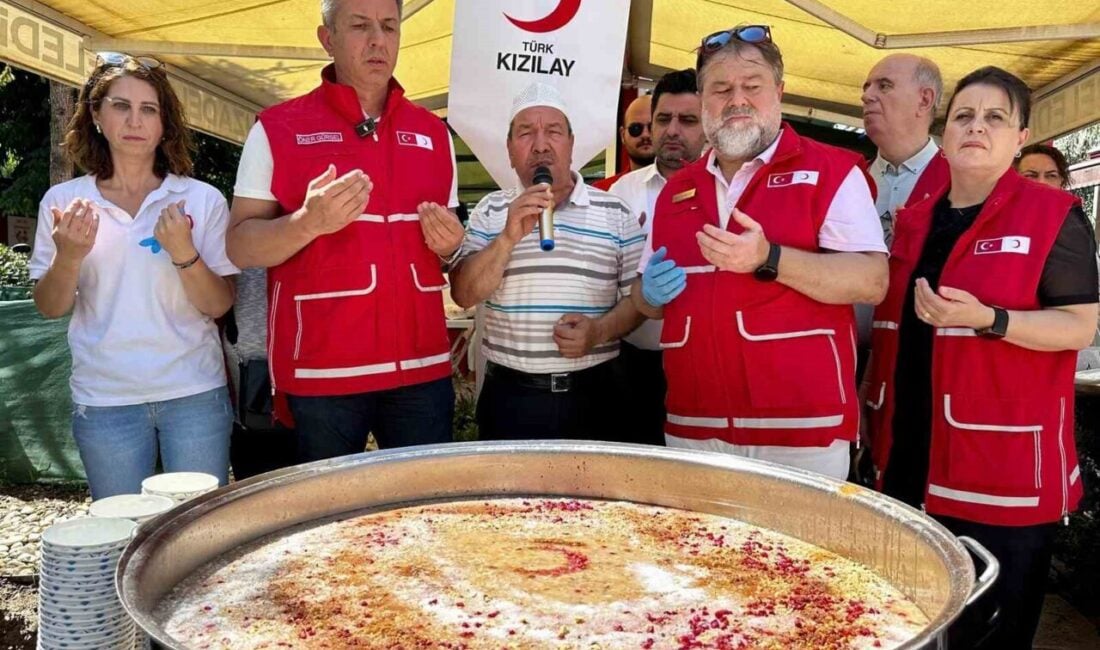 Türk Kızılay Manisa İl Merkezi, hayırseverlerin katkılarıyla 1000 kişilik aşure