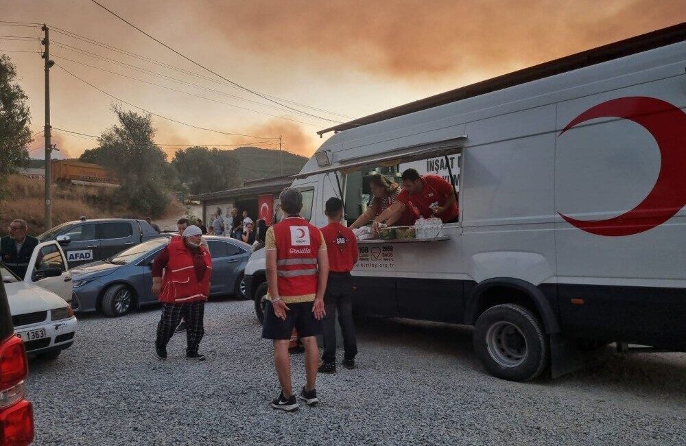 Türk Kızılay, ülke genelinde 13 ilde yangınlarla mücadeleye destek vererek