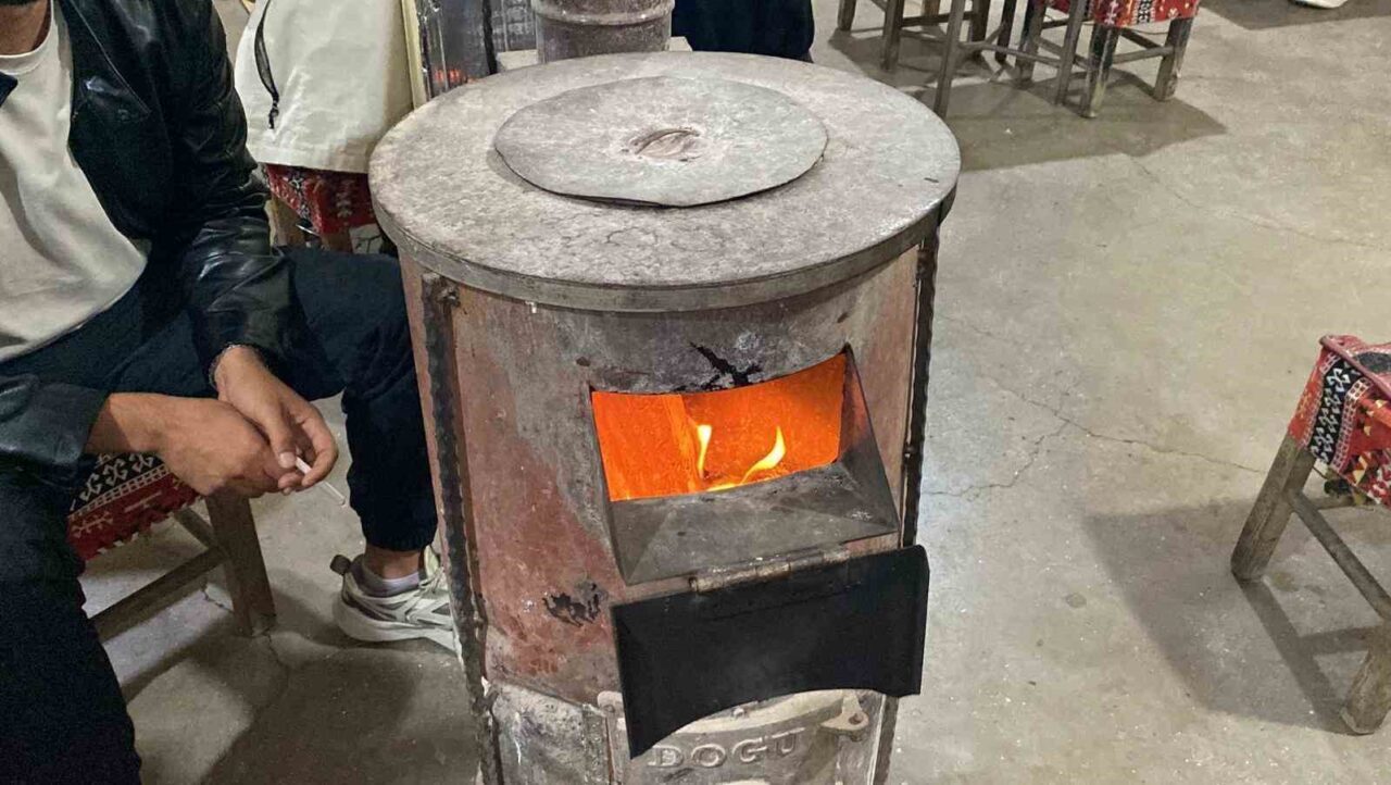 Bingöl’ün Karlıova ilçesinde soğuk havalar etkili olmaya başladı. Kahvehane sahipleri,