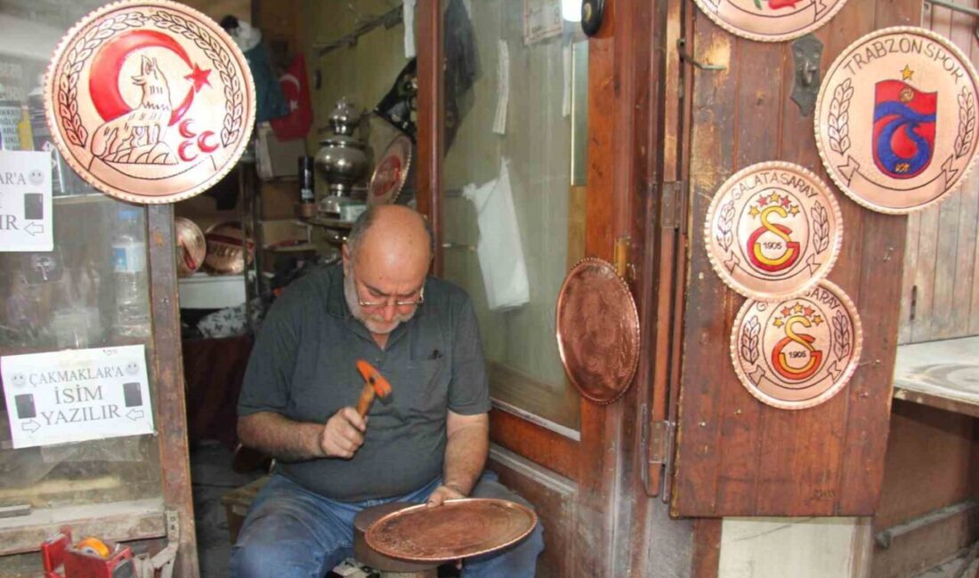 65 yaşındaki bakır ustası Yusuf Büyükçapa, Gaziantep'te 50 yıldır süren