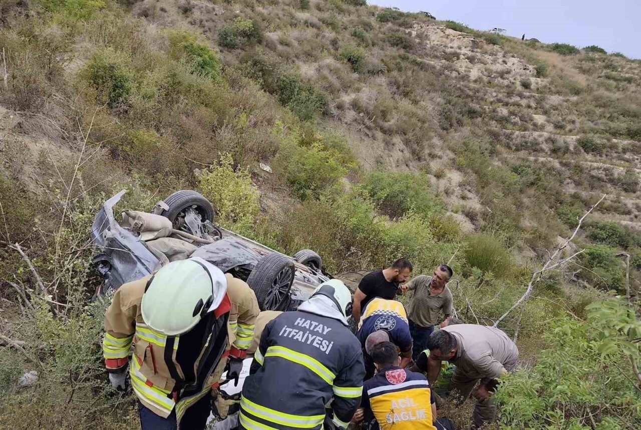 Hatay'ın Arsuz ilçesinde sürücünün hakimiyetini kaybettiği otomobil uçuruma düştü. Olayda