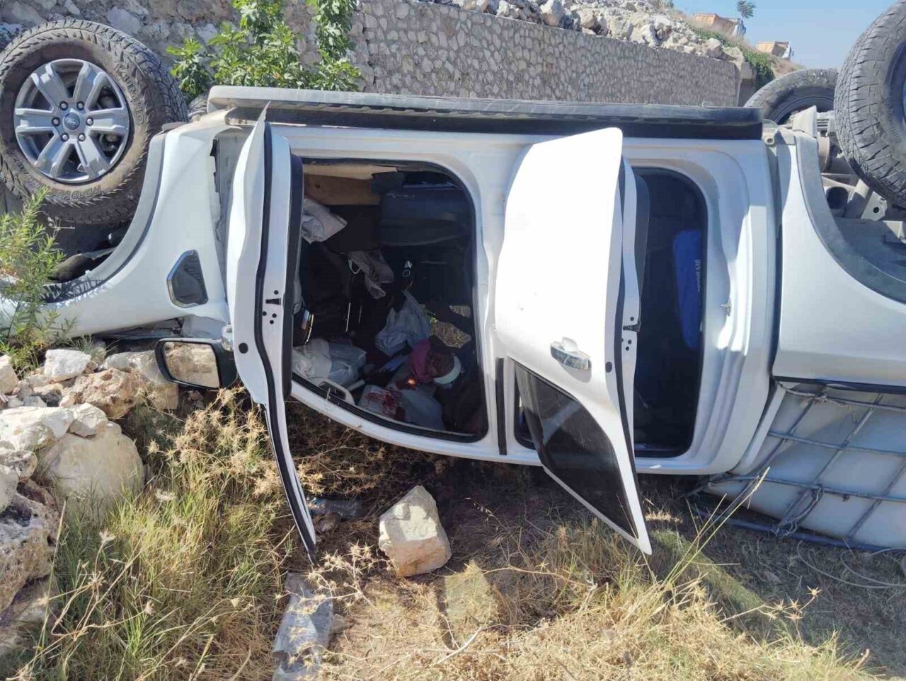 Hatay'ın Yayladağı ilçesinde, direksiyon hakimiyetini kaybeden bir pikap uçurumdan düştü.