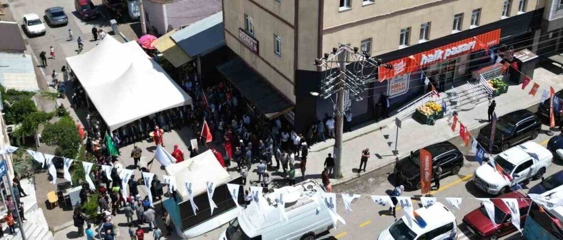 Erzurum Büyükşehir Belediyesi, Sanayi semtinde dördüncü Halk Pazarı'nı açarak 100