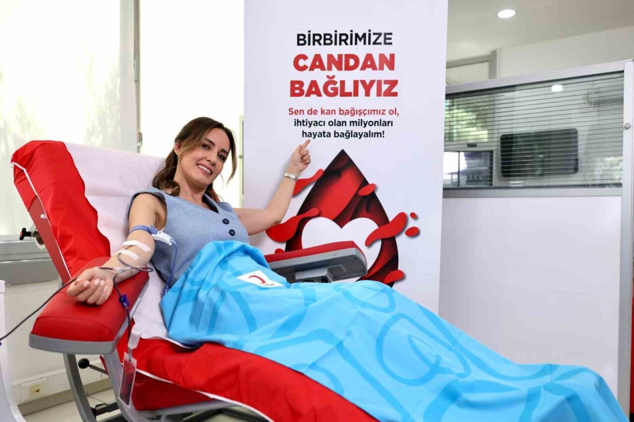 Ünlü isimler, Türk Kızılay’ın “Birbirimize Candan Bağlıyız” kampanyası kapsamında kan