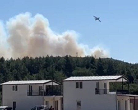 İzmir'in Urla ilçesinde Naipli Mahallesi yakınlarındaki makilik alanda çıkan yangın,