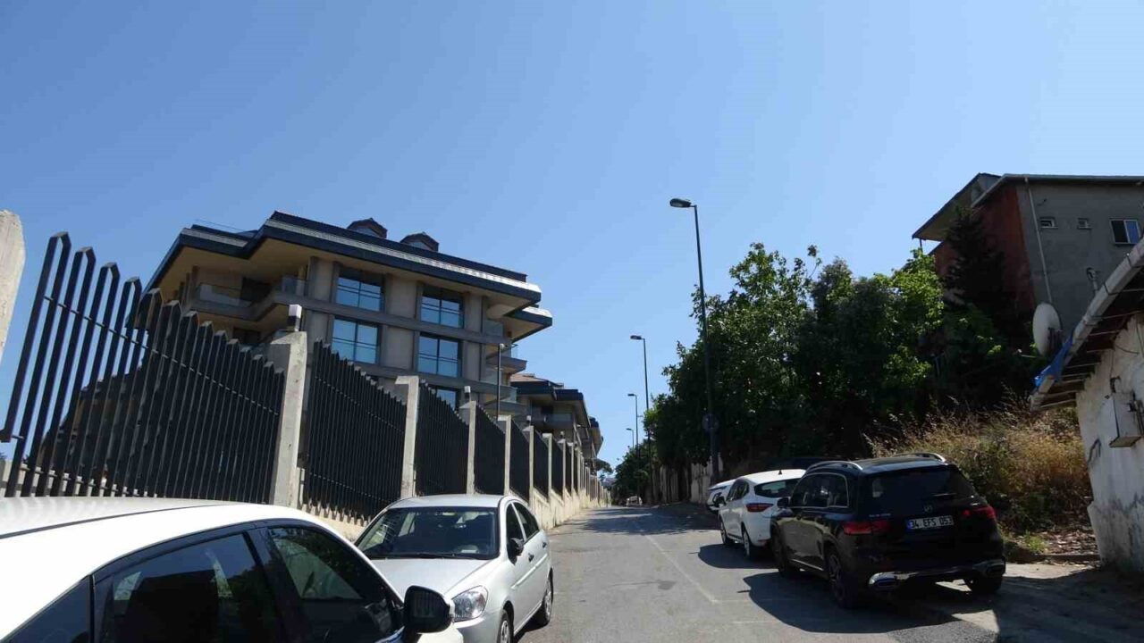 Üsküdar Burhaniye Mahallesi’nde temizlik hizmetlerinin yetersizliği ve çöp yığınları mahalle