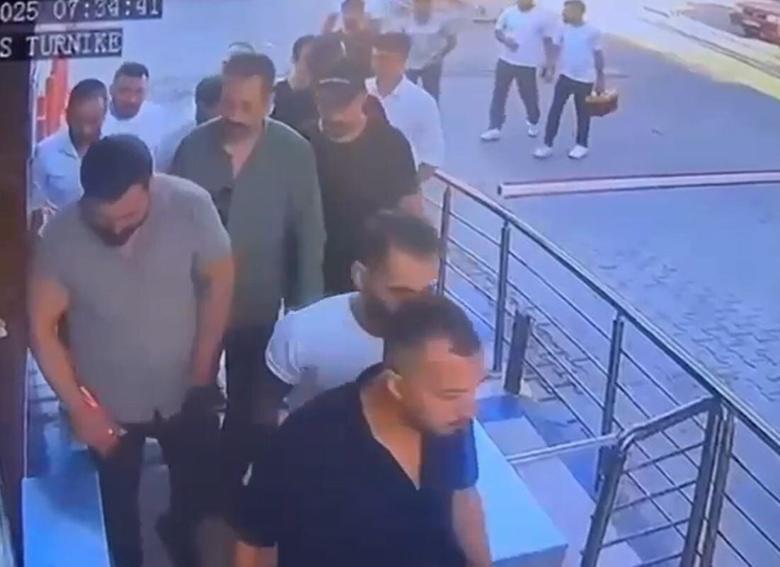 İstanbul Esenyurt'ta lüks bir sitede yönetim krizi yaşanıyor. Resmi seçimlere