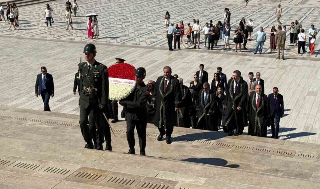 Uyuşmazlık Mahkemesi, 80. kuruluş yıl dönümü dolayısıyla Anıtkabir'i ziyaret etti.