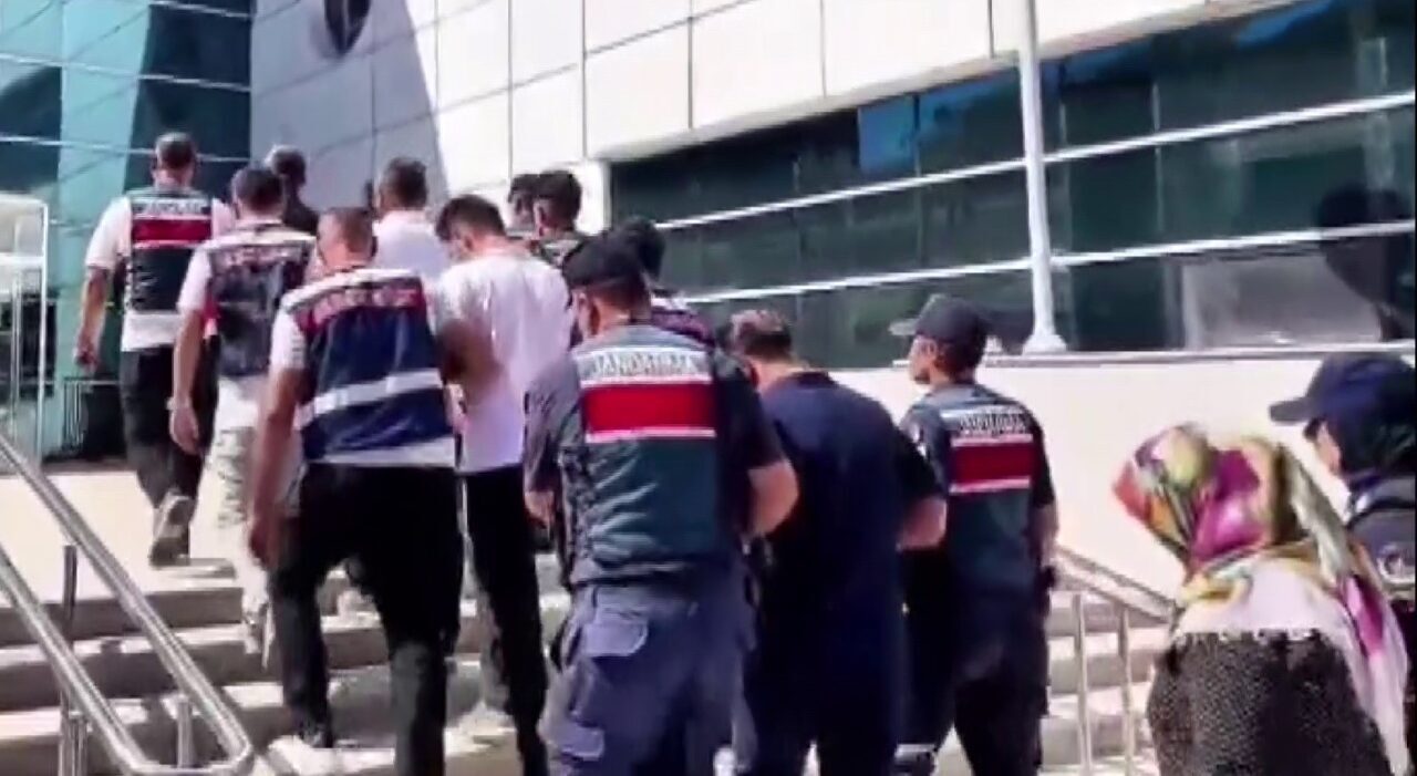 Adıyaman İl Jandarma Komutanlığı'nın gerçekleştirdiği uyuşturucu operasyonlarında 43 şüpheli yakalandı.