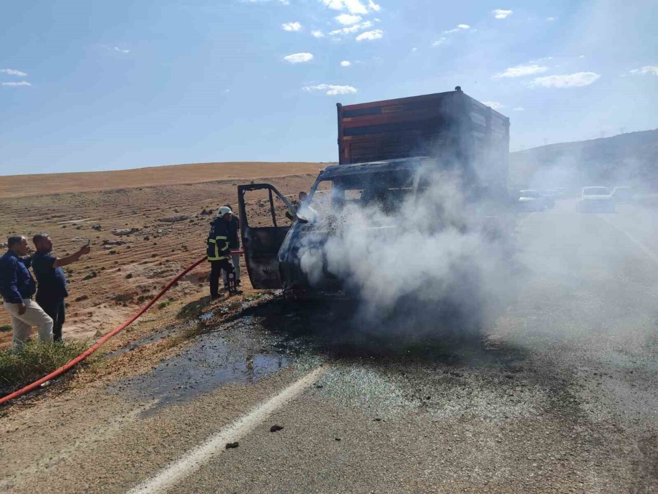 Adıyaman'ın Besni ilçesinde Danyal E. yönetimindeki kurtarıcı kamyonet, motor kısmından
