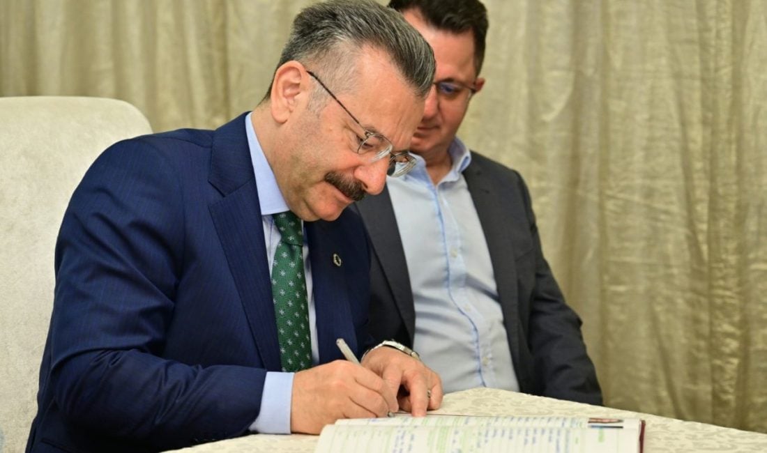Eskişehir Valisi Hüseyin Aksoy, polis memuru Nazimet Sarıoğlu’nun kızı Hatice