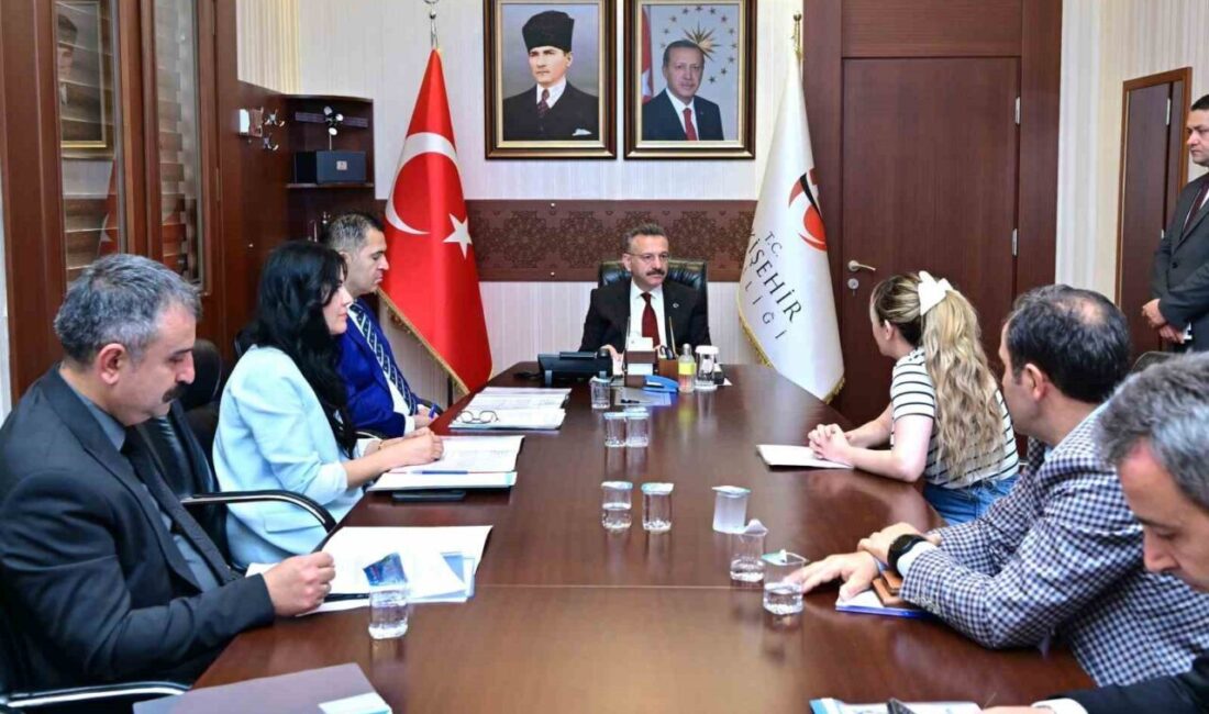 Eskişehir Valisi Hüseyin Aksoy, düzenlediği 'Halk Günü Toplantısı'nda vatandaşlarla birebir