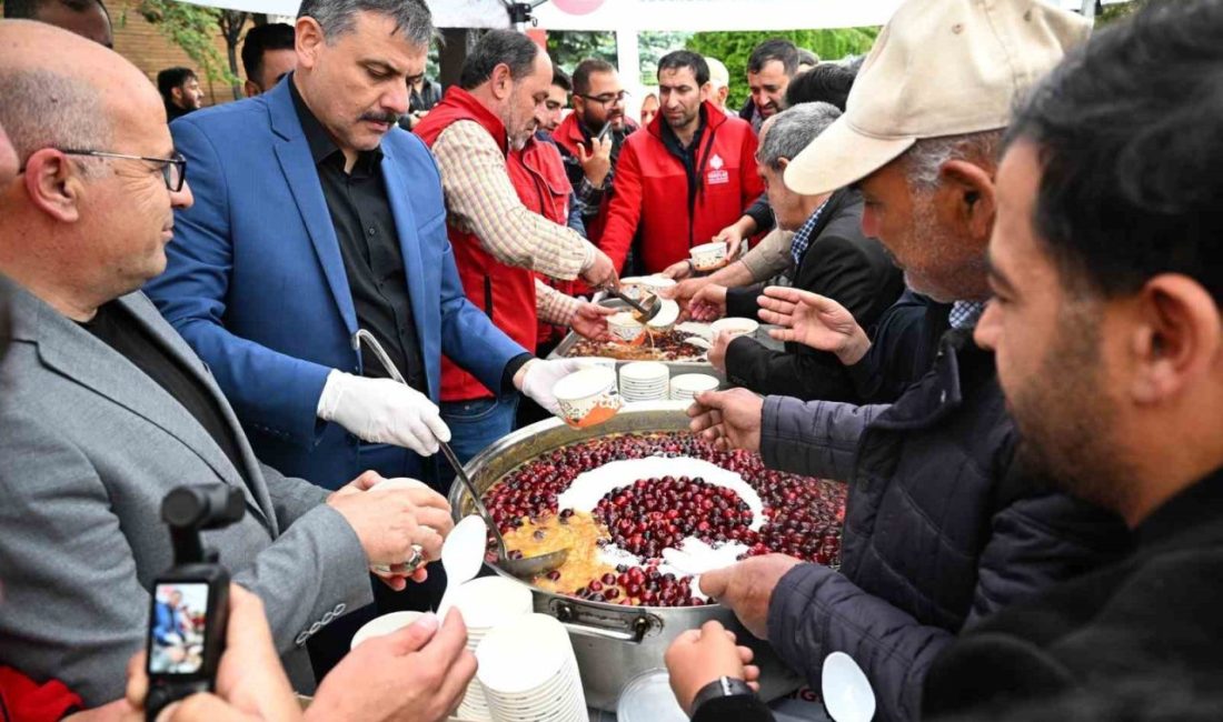 Erzurum Valisi Mustafa Çiftçi, muharrem ayı nedeniyle Yakutiye Kent Meydanı'nda