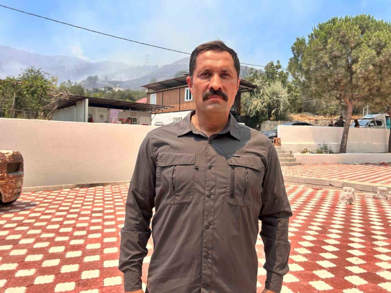 Hatay Valisi Mustafa Masatlı, Karaali Mahallesi'nde çıkan orman yangını nedeniyle