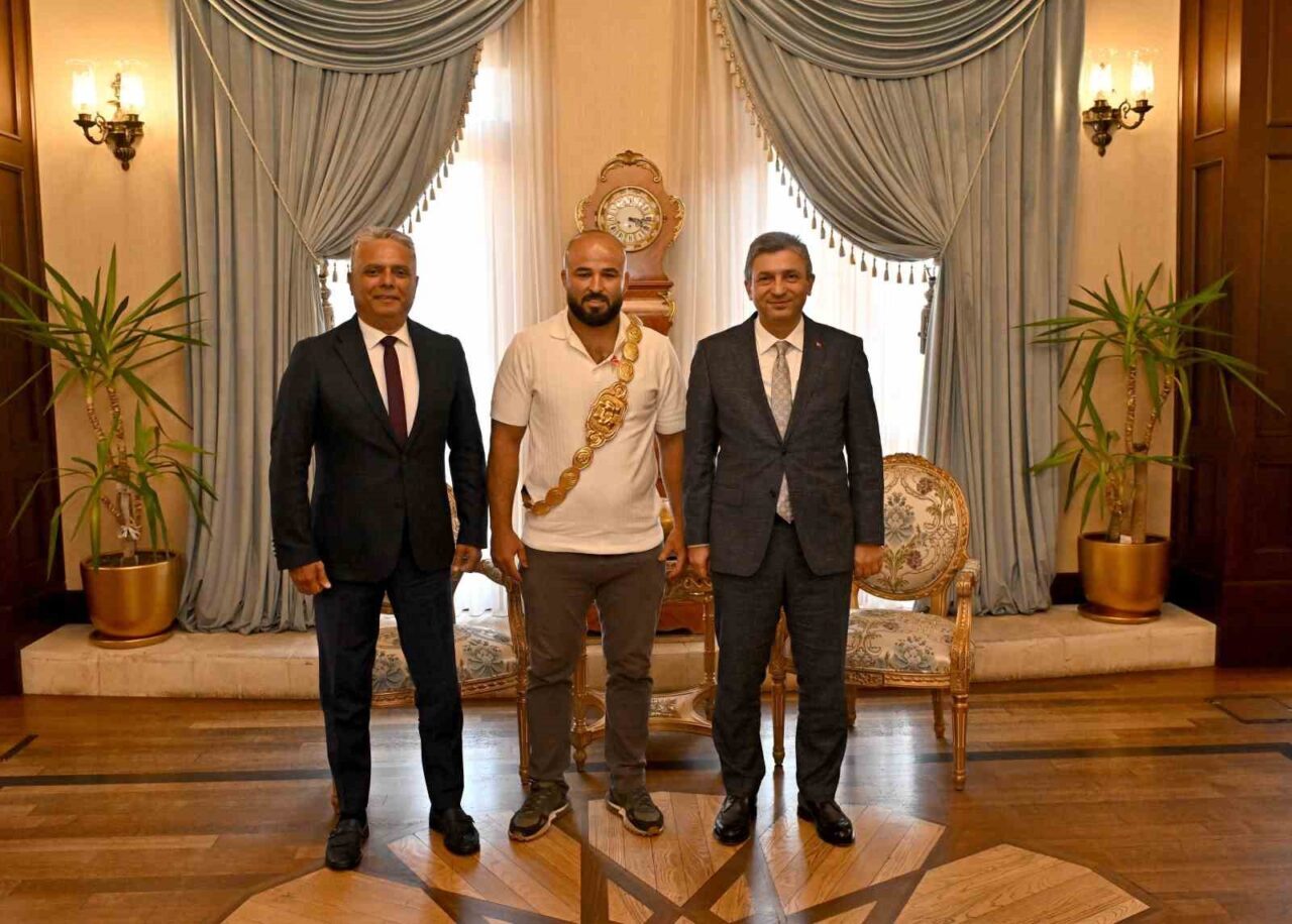 Kırkpınar Yağlı Güreşleri'nde altın kemeri kazanan Orhan Okulu, Antalya Valisi