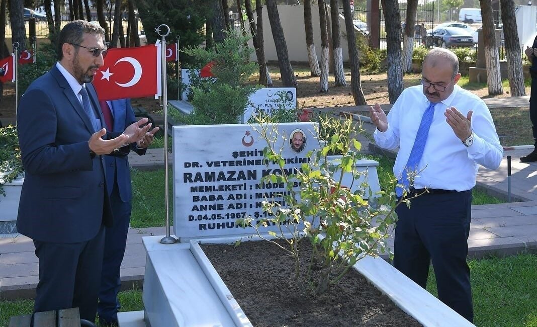 Balıkesir Valisi İsmail Ustaoğlu, 15 Temmuz şehidi Ramazan Konuş’un ailesini