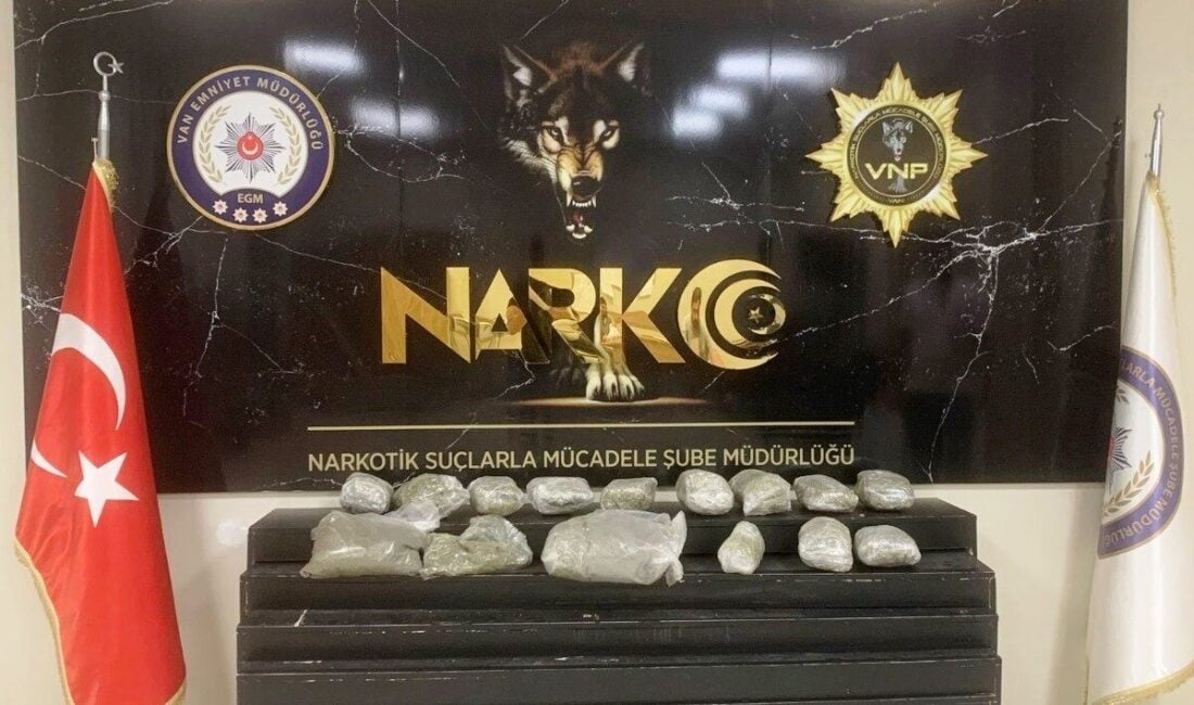 Van'ın Edremit ilçesinde gerçekleştirilen polis operasyonunda, bir araçta 10 kilo