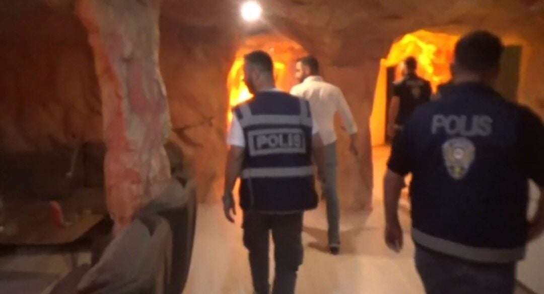 Van'ın Erciş ilçesinde yapılan fuhuş operasyonunda, polisin gözaltına aldığı 3