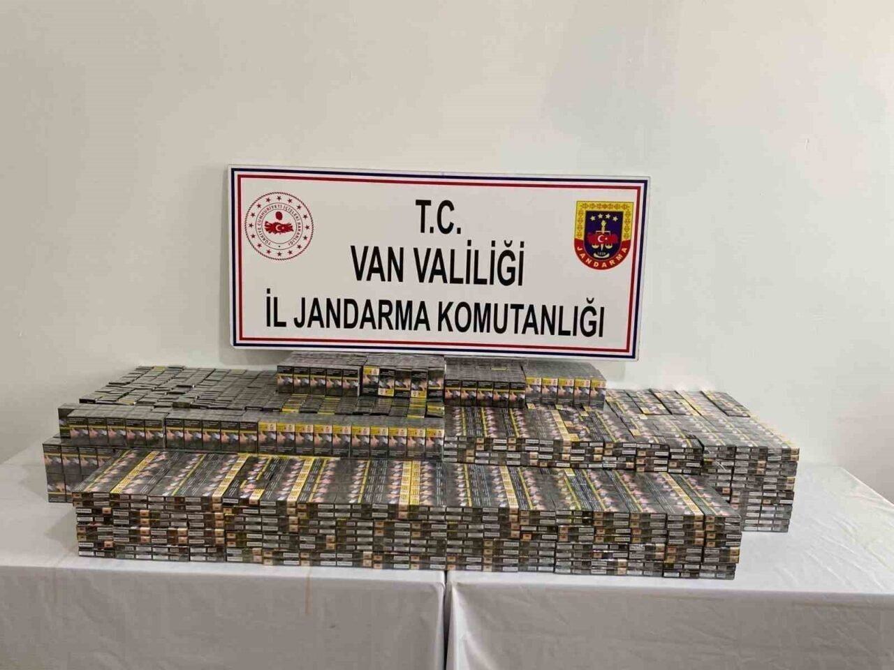 Van'da jandarma, gümrük kaçağı ürünlere yönelik düzenlediği operasyonlar sonucunda 22