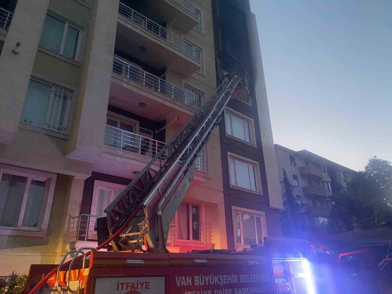 Van'ın İpekyolu ilçesindeki 7 katlı bir binanın 5. katında çıkan